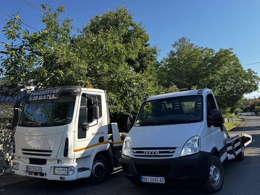 Šlep vozilo i kombi spremni za transport