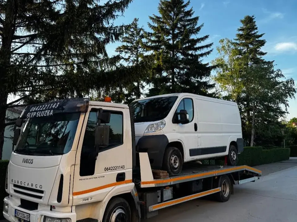 Utovaren kombi na platformi šlep vozila