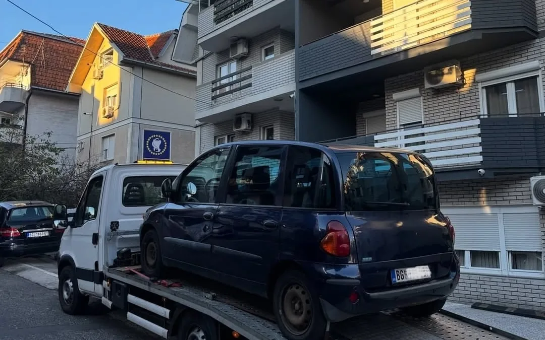 Šlep služba Beograd — vozilo utovareno na platformu u beogradskoj ulici