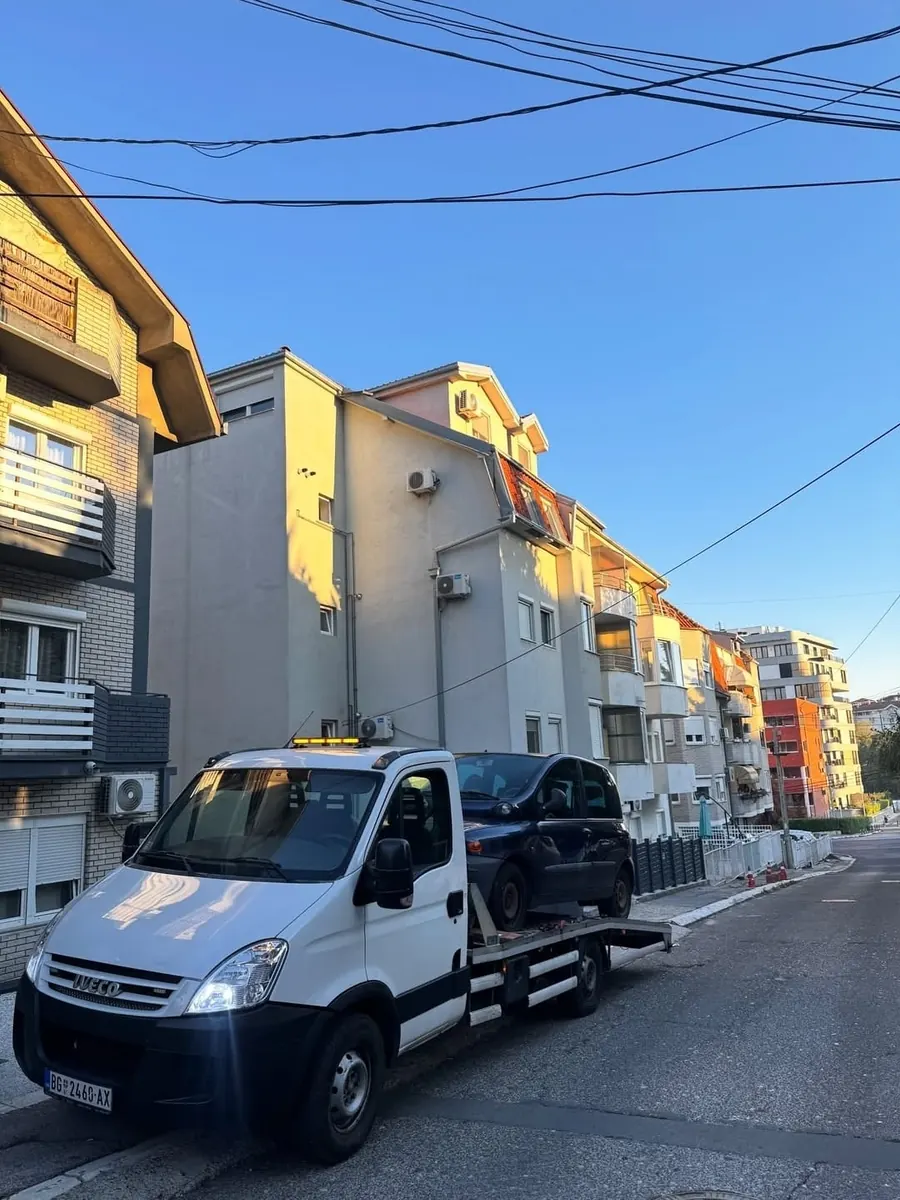 Šlep vozilo sa utovarenim jednovolumenom u uskoj beogradskoj ulici