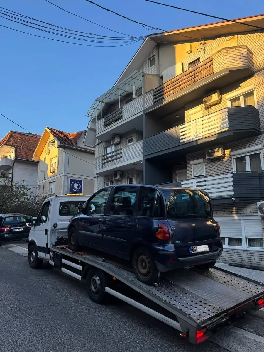 Jednovolumen učvršćen na platformi šlep vozila, rampa spuštena
